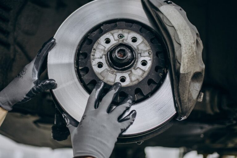 7 Top Signs That Indicates to Replace Your Car Brake Pads